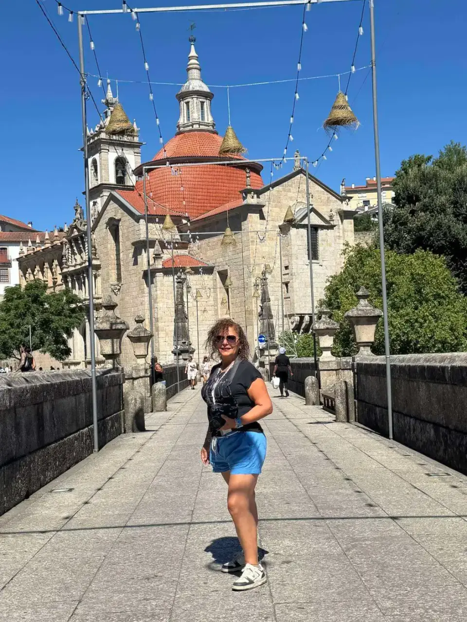 Paola en el puente con la iglesia de cúpula roja