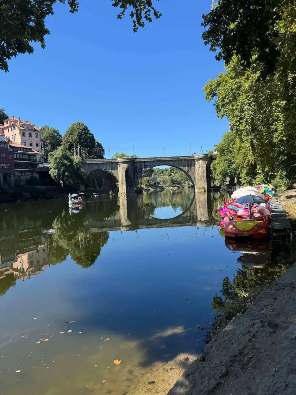 El río Tâmega y el puente de día