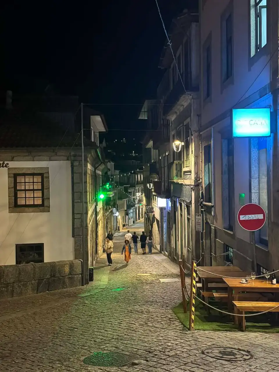 Calle empedrada del casco antiguo de Amarante de noche
