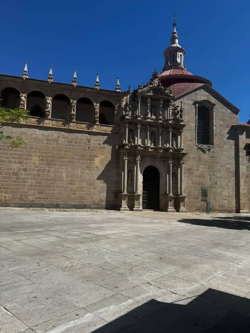 Fachada de piedra de la iglesia de São Gonçalo en Amarante