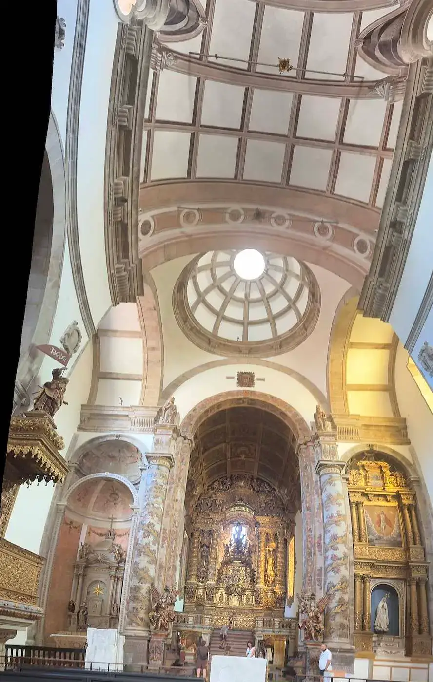 Interior de iglesia con cúpula y altar barroco en Amarante