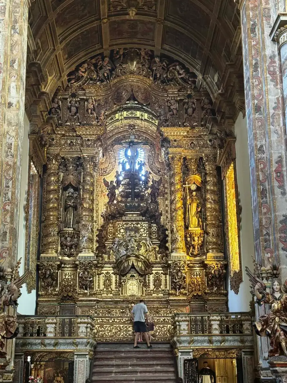 Retablo dorado en el interior de una iglesia de Amarante