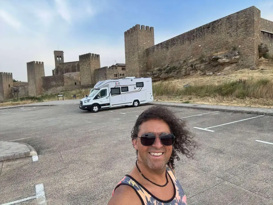Selfie de Paola con la autocaravana y las murallas