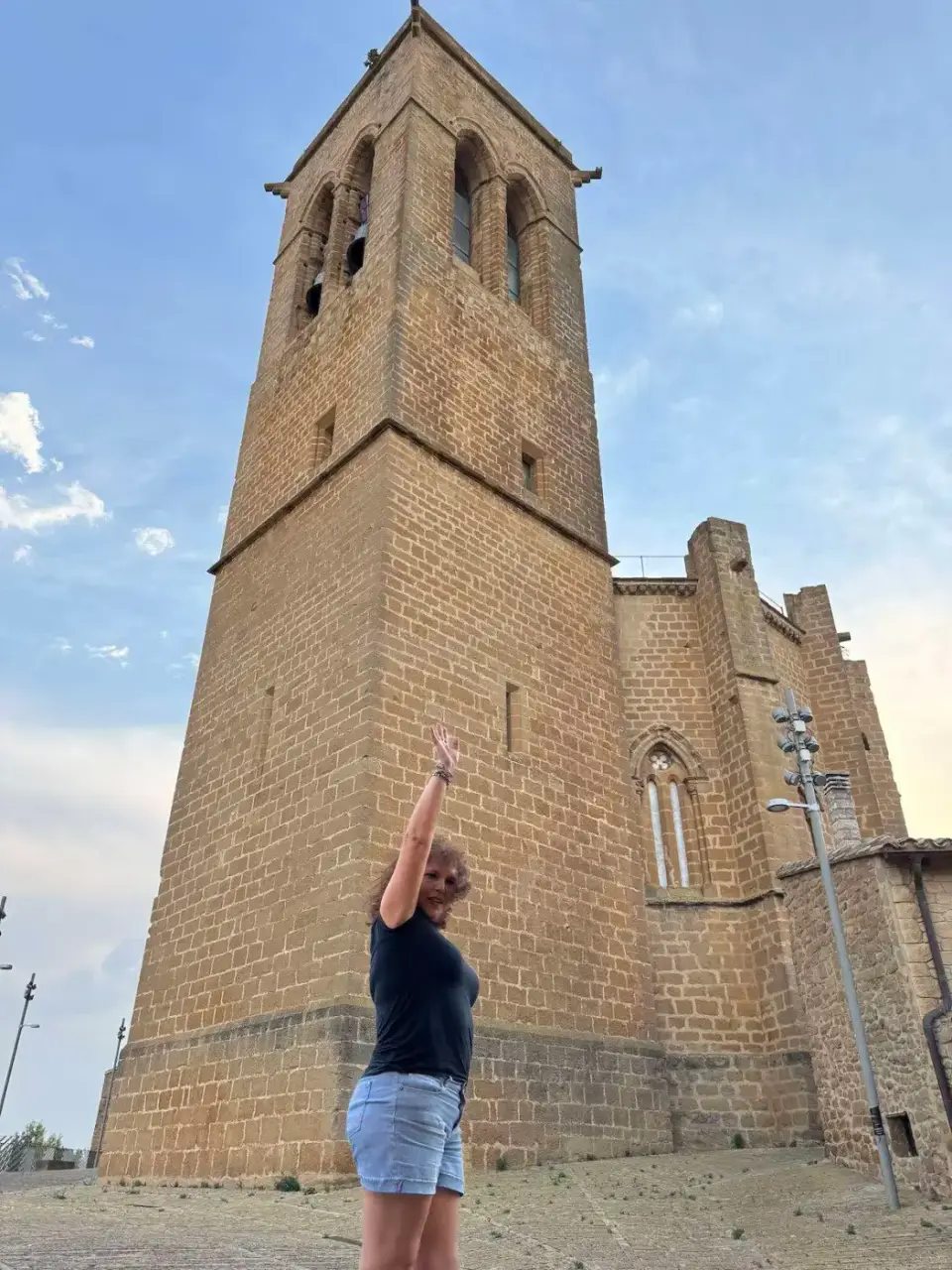 Paola frente a la torre de la iglesia fortaleza