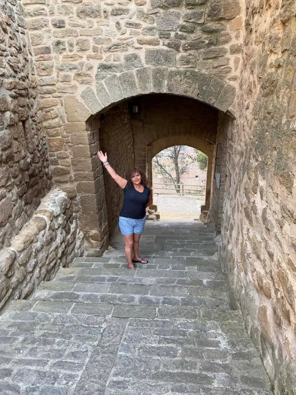 Paola posando bajo un arco de piedra del Cerco