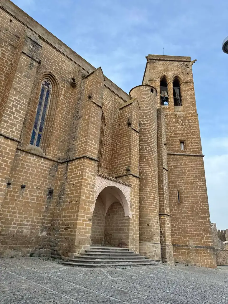 Muros góticos y torre de la iglesia fortaleza del Cerco