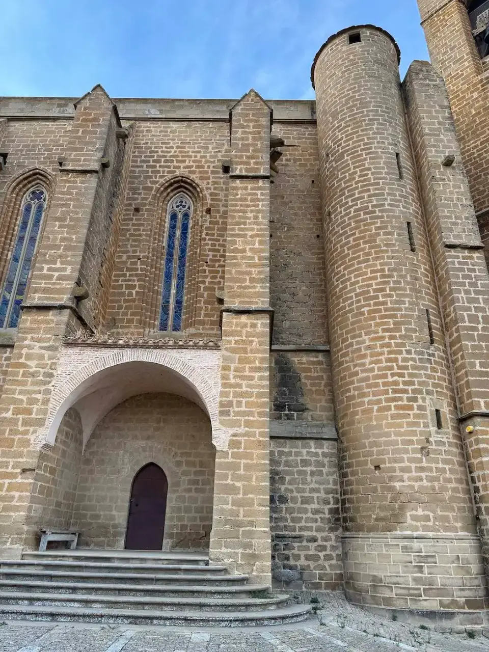 Portada gótica y torres cilíndricas de la iglesia fortaleza