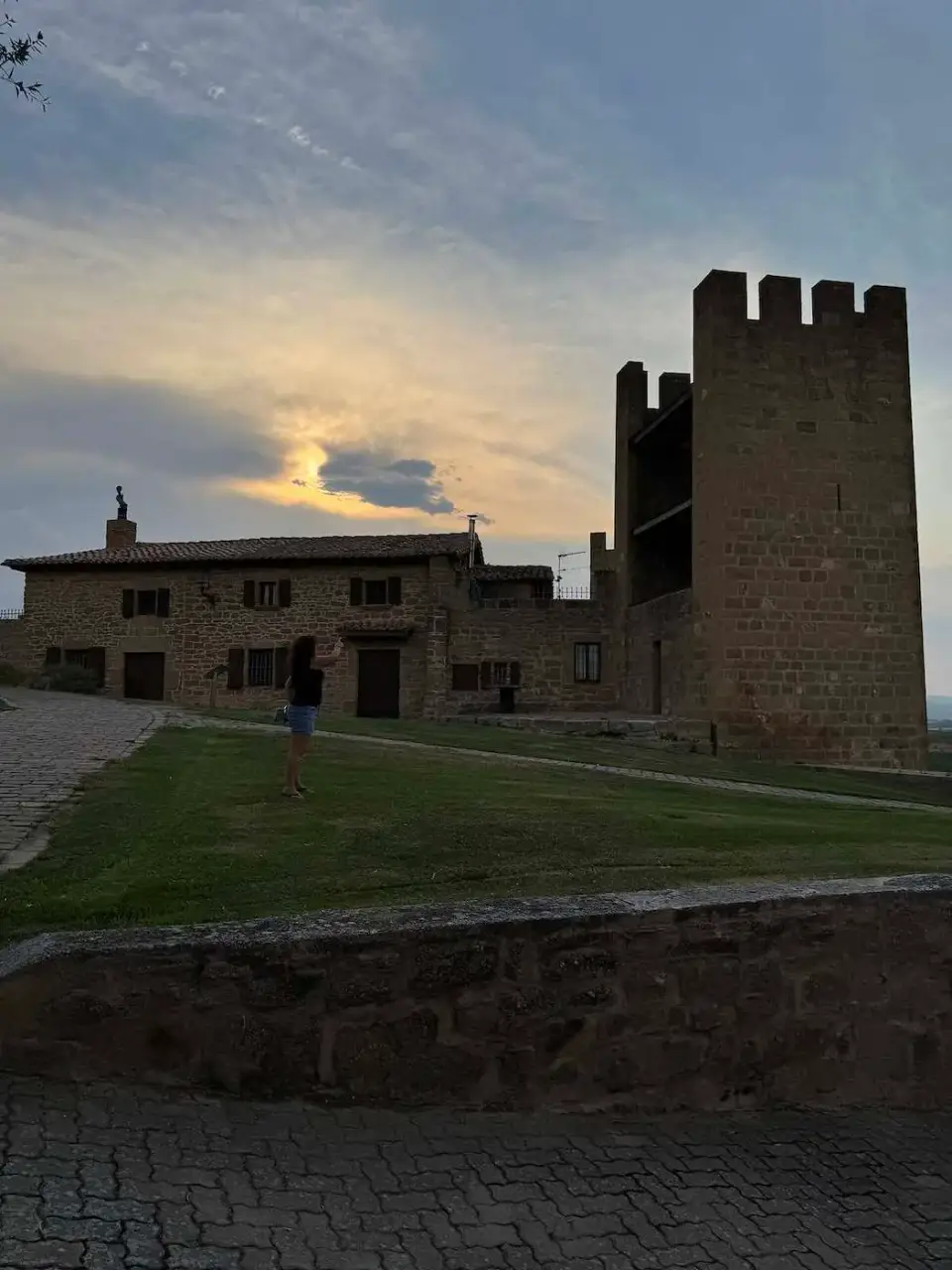Torreón almenado del Cerco de Artajona al atardecer