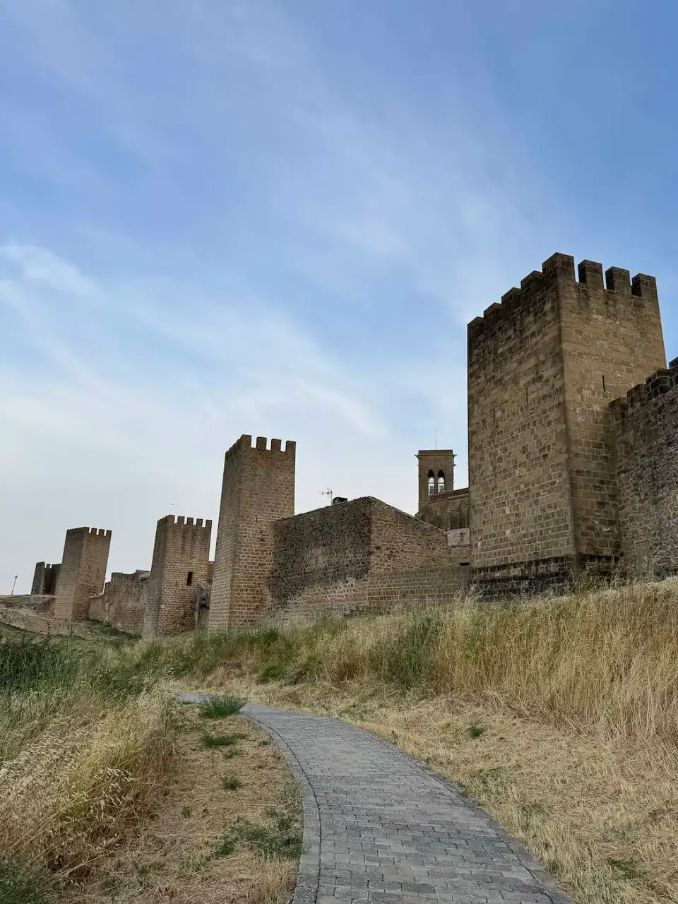 Murallas y torreones del Cerco de Artajona entre pastos secos