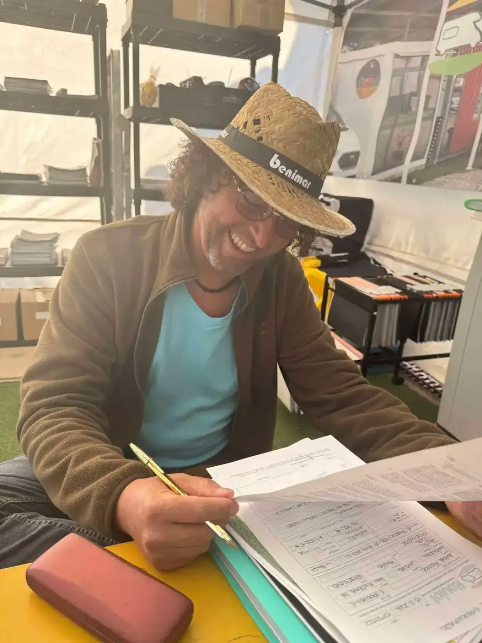 Jorge firmando los papeles de la autocaravana