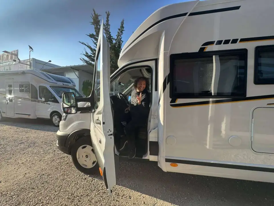 La autocaravana con la puerta abierta