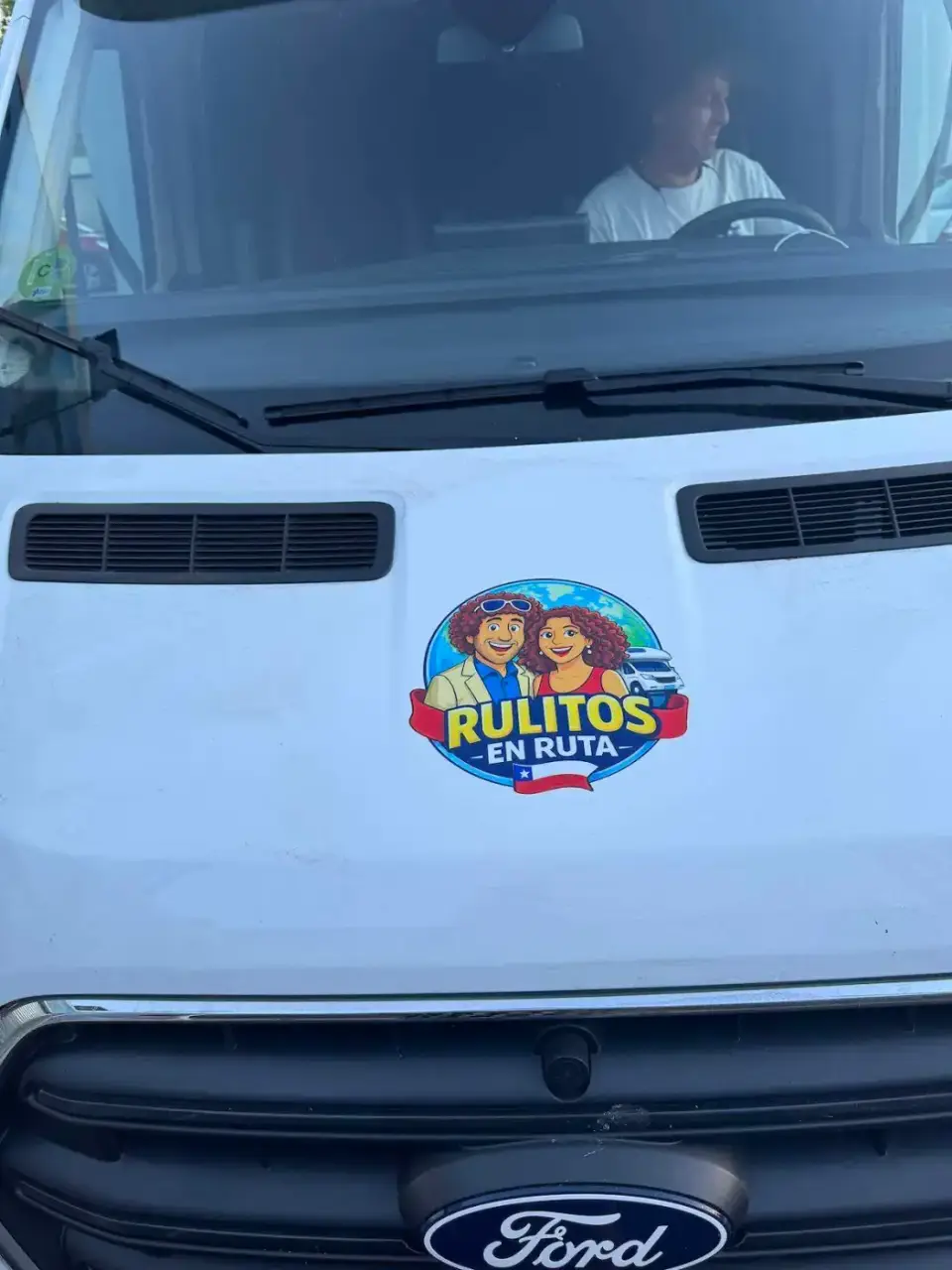El frente de la autocaravana con el logo de Rulitos en Ruta