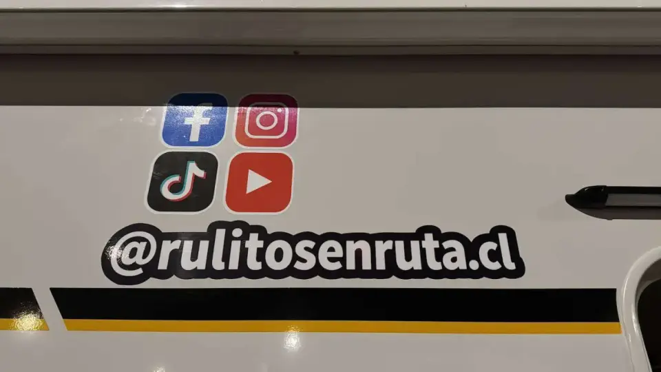 Las redes sociales de Rulitos en Ruta pegadas en la autocaravana
