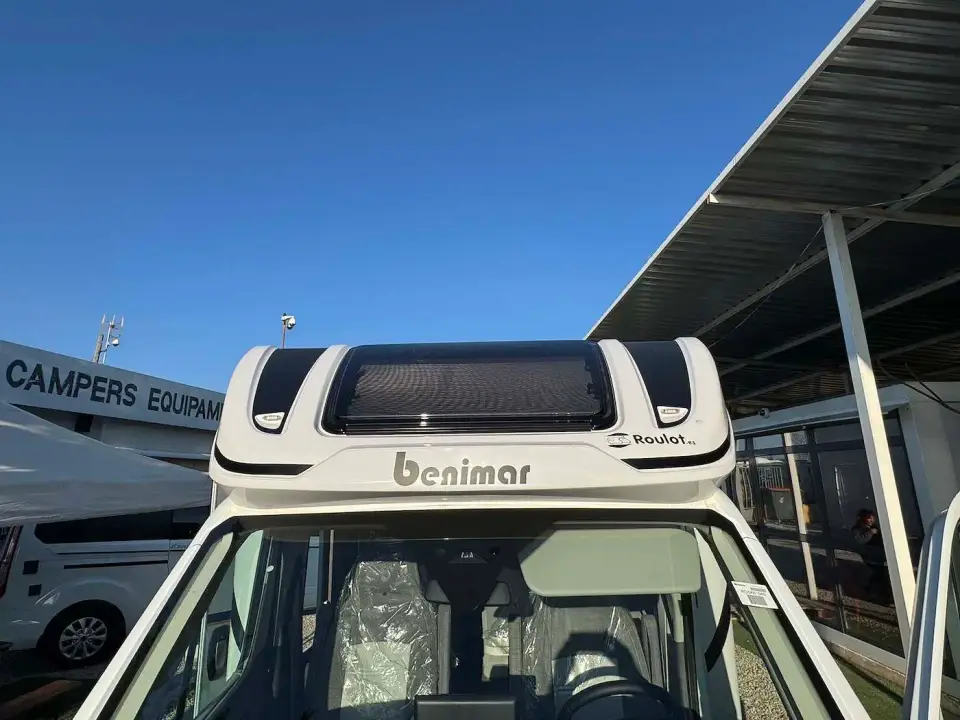 Frente de la autocaravana Benimar en el concesionario