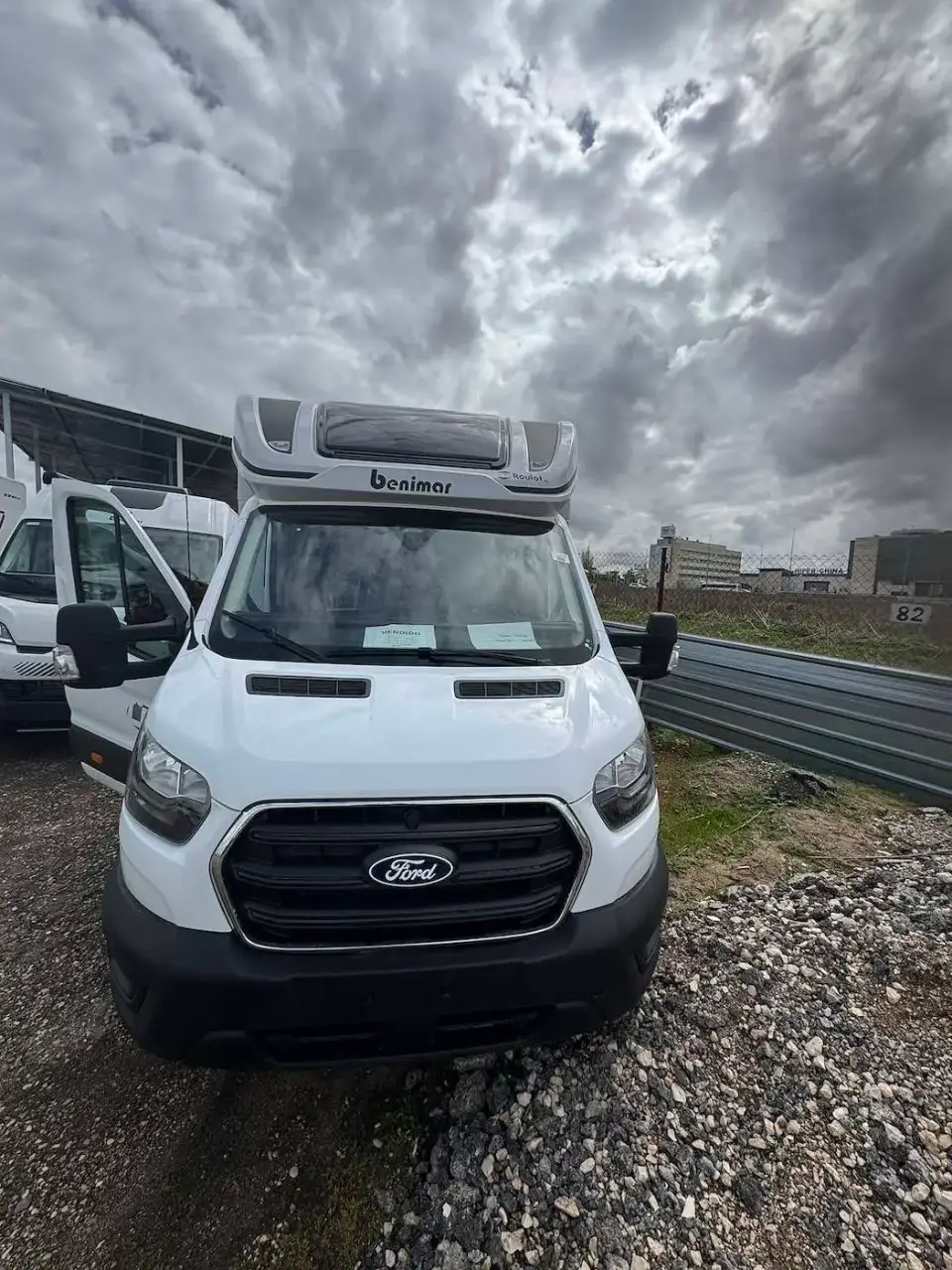 Autocaravana blanca bajo un cielo nublado