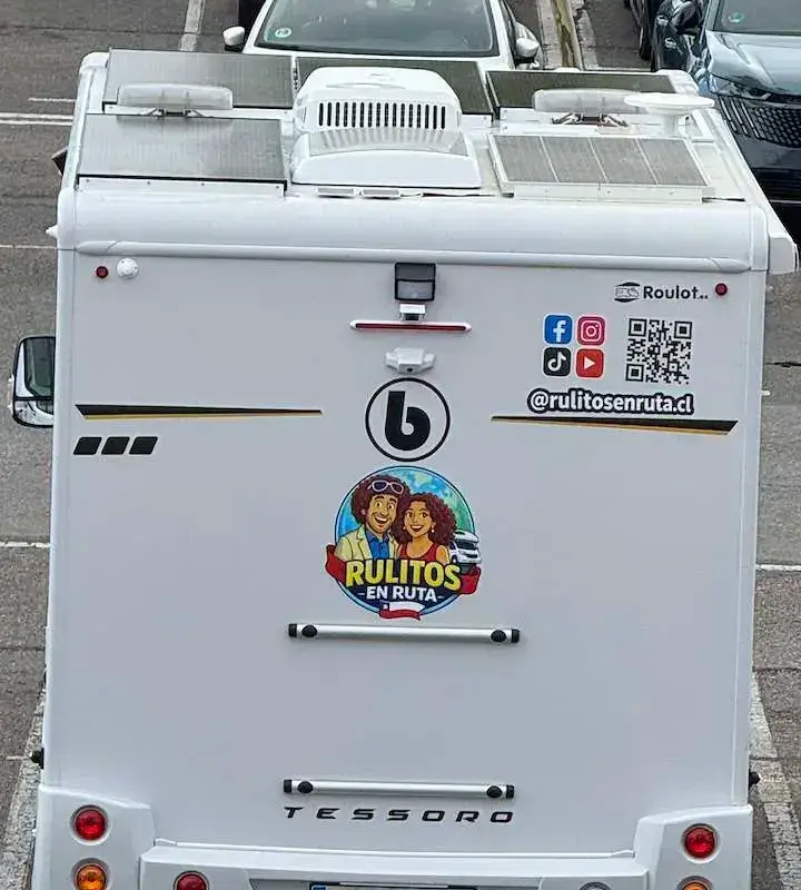 Parte trasera de la autocaravana con el logo de Rulitos en Ruta