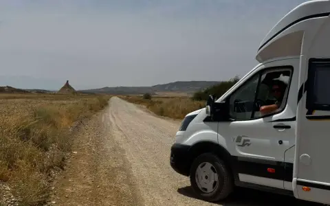 La autocaravana en un camino de tierra de las Bardenas