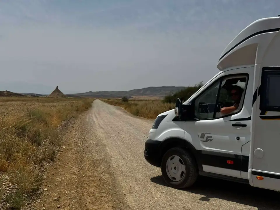 La autocaravana en un camino de tierra de las Bardenas