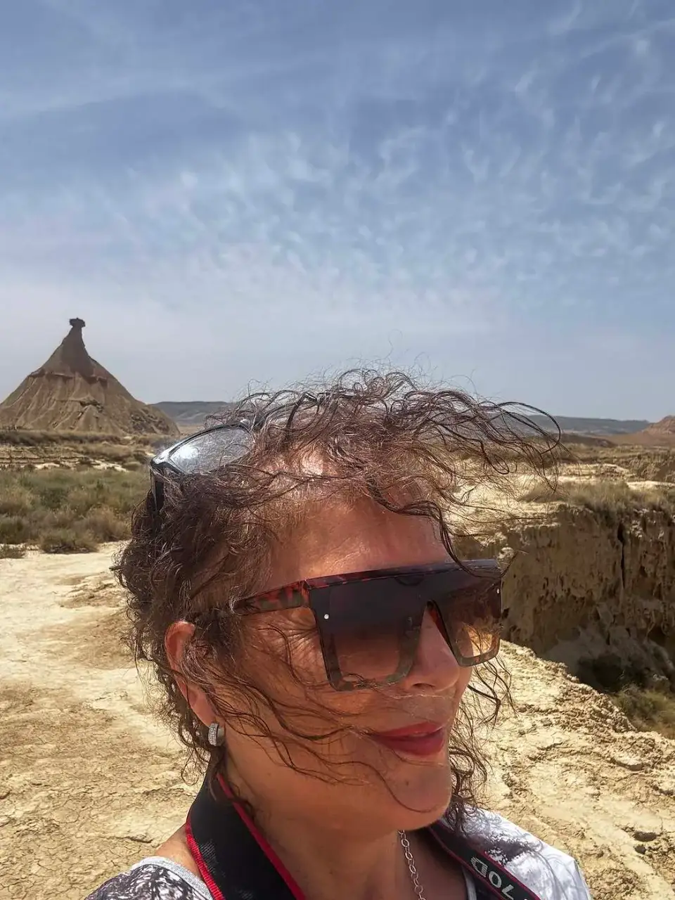 Paola con el pelo al viento frente a Castildetierra