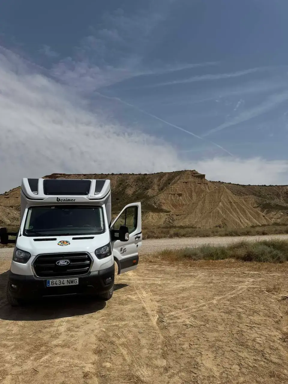 La autocaravana estacionada frente a un cerro de las Bardenas