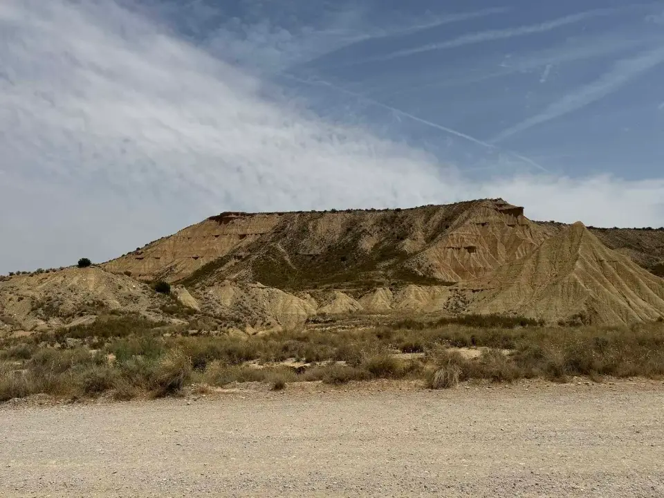 Cerro de laderas erosionadas en el desierto de las Bardenas