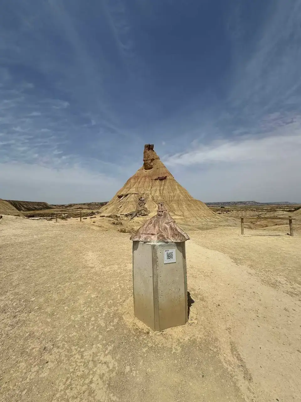 Mojón de piedra frente a la formación de Castildetierra