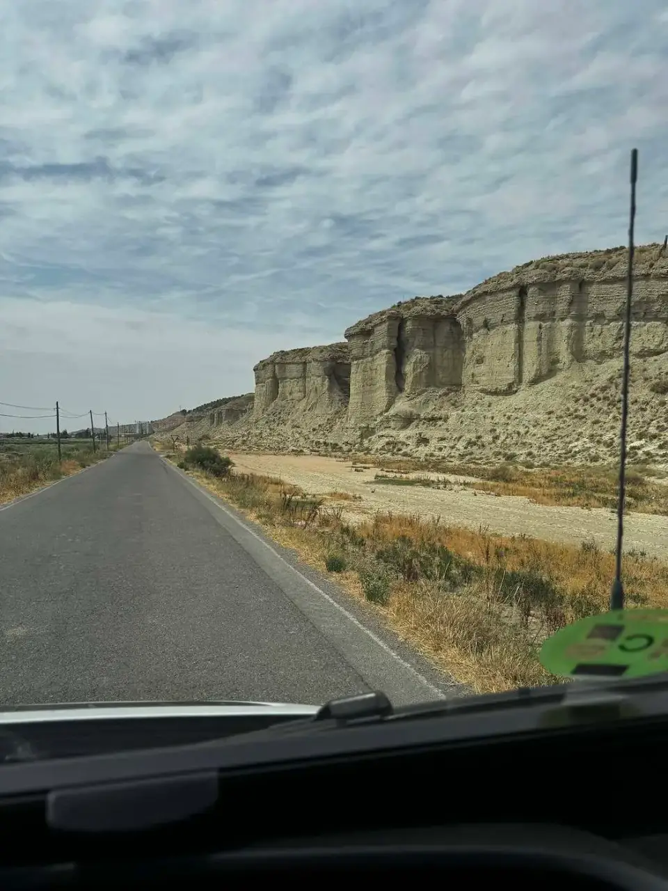 Carretera entre paredes de arcilla en las Bardenas Reales