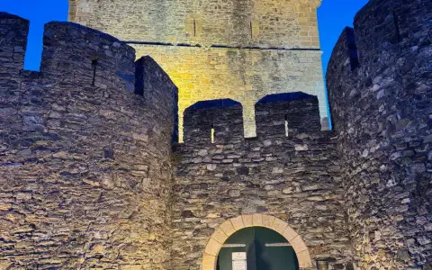 Castillo de Bragança iluminado de noche
