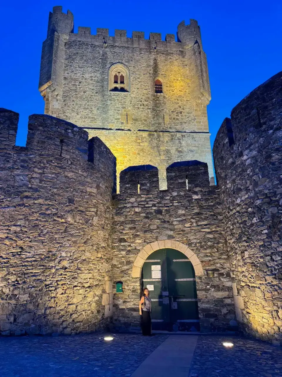 Castillo de Bragança iluminado de noche