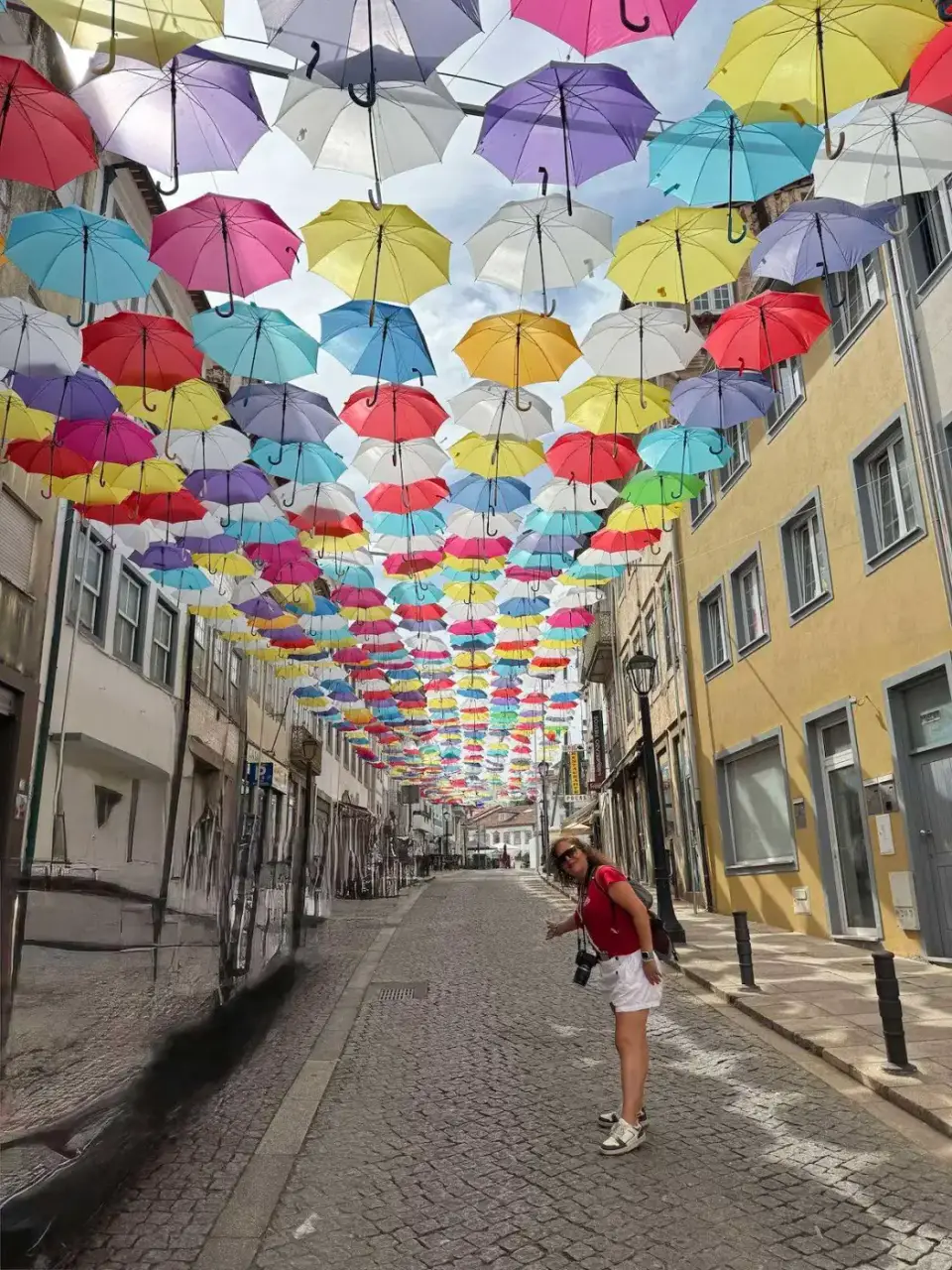 Calle cubierta de paraguas de colores