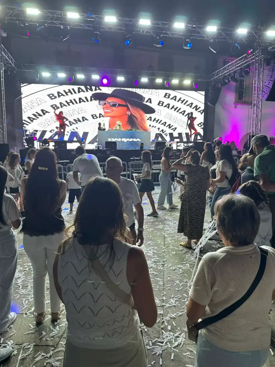 Público disfrutando de un concierto en las fiestas