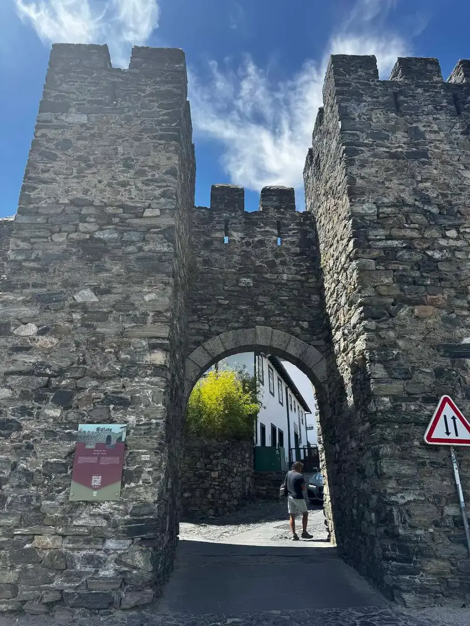 Puerta en arco entre dos torres de la muralla