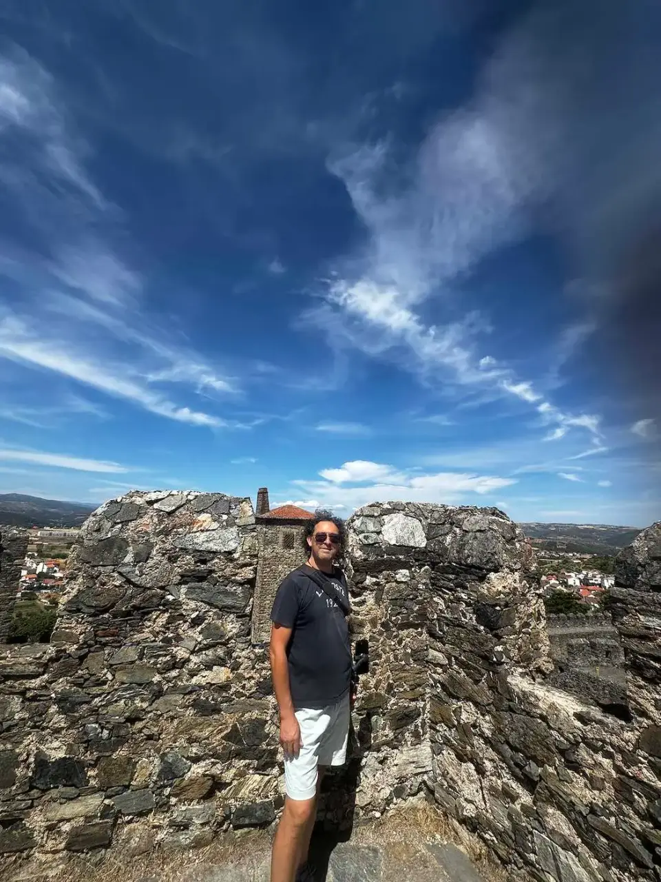Jorge sobre la muralla con vista al pueblo
