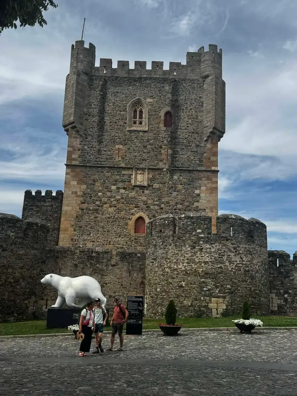 Torre del castillo y una escultura de oso blanco
