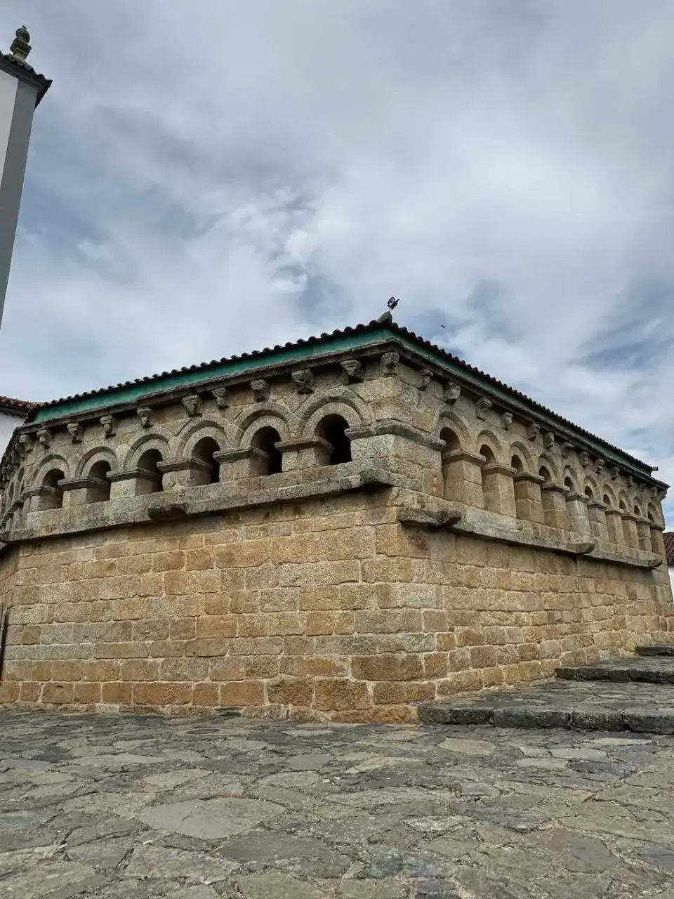 Antiguo edificio románico de piedra junto al castillo