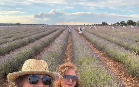Jorge y Paola entre las hileras de lavanda