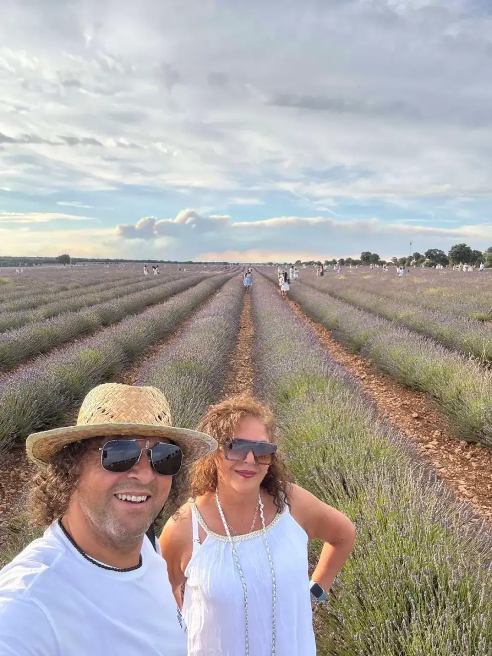 Jorge y Paola entre las hileras de lavanda