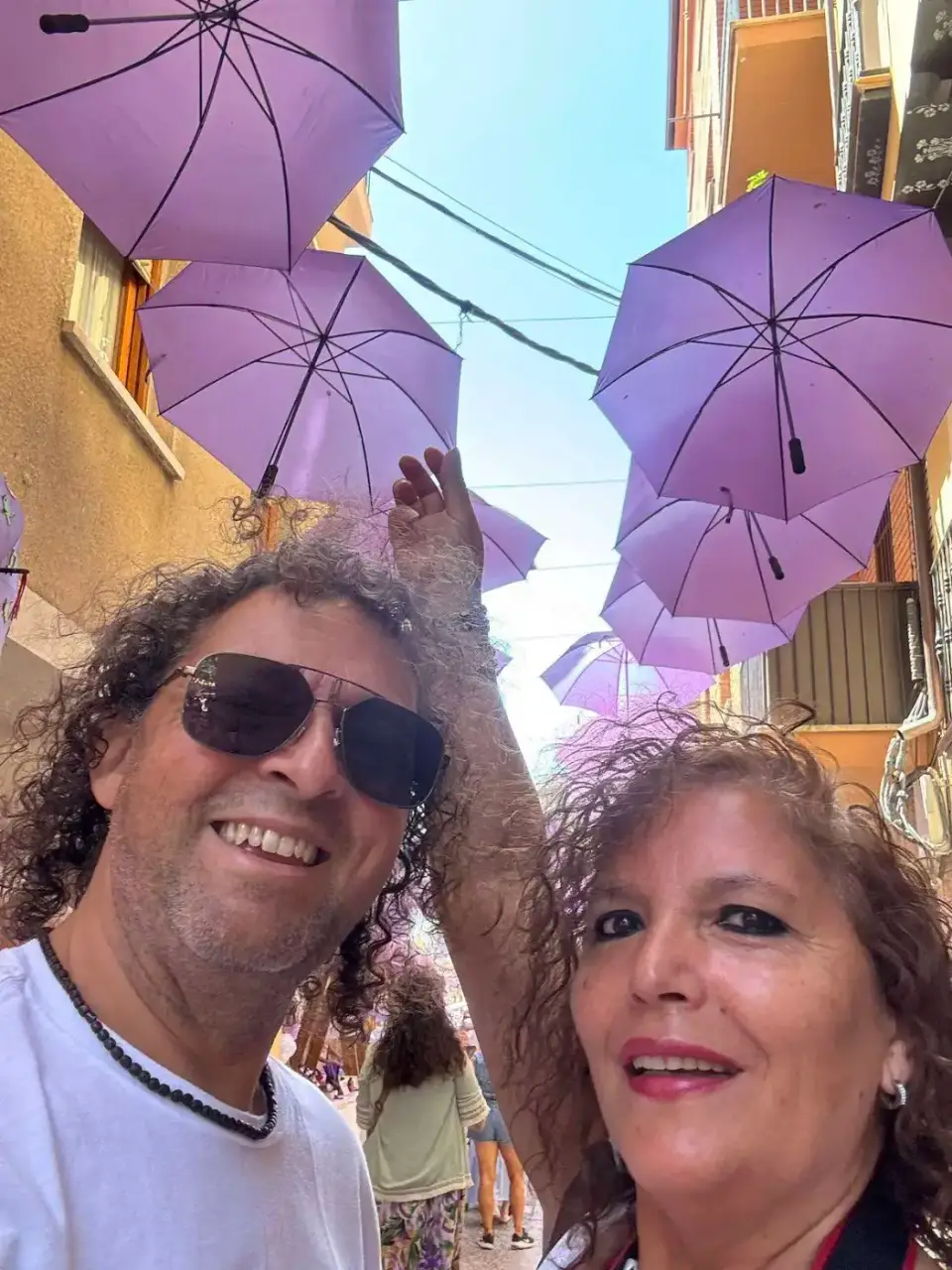 Selfie bajo las sombrillas moradas de Brihuega