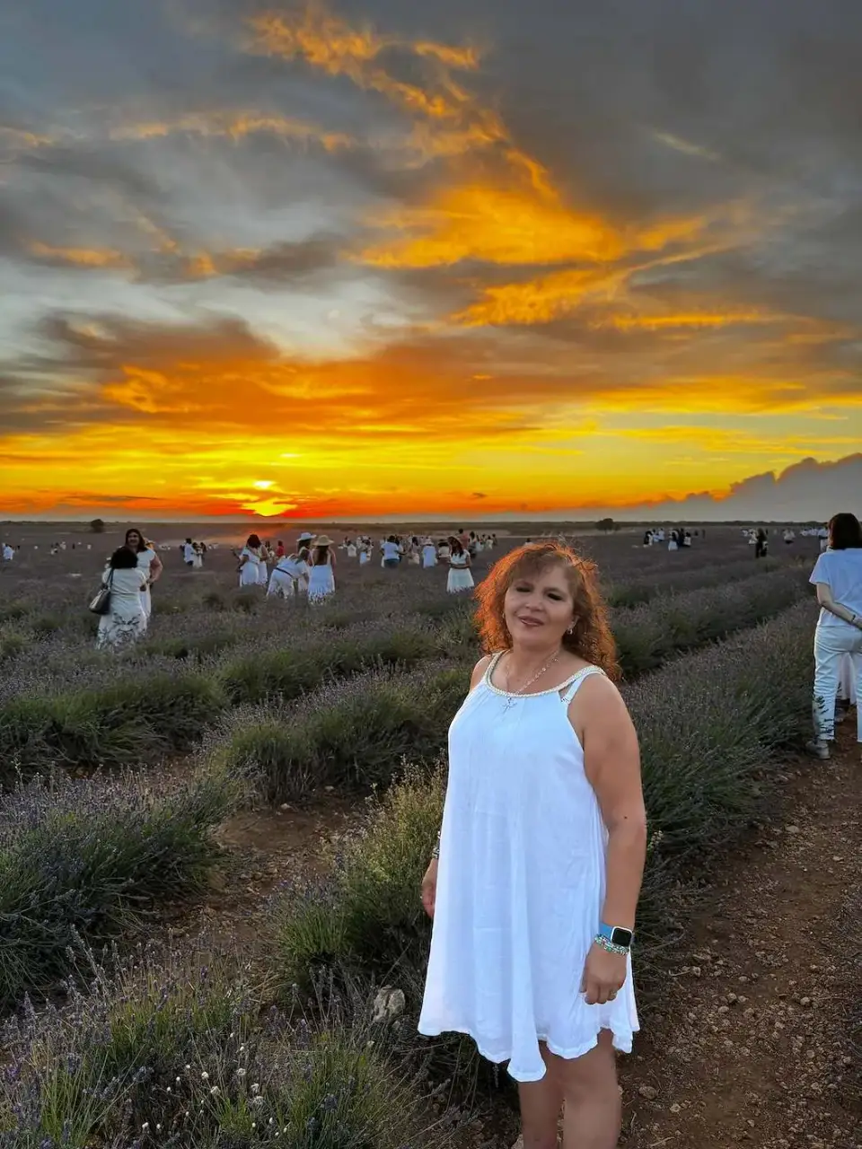 Paola con vestido blanco entre la lavanda al atardecer