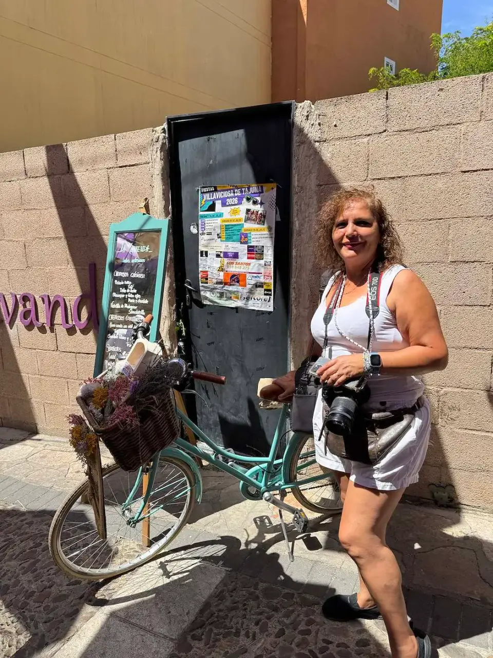 Paola junto a una bicicleta frente a una tienda de lavanda