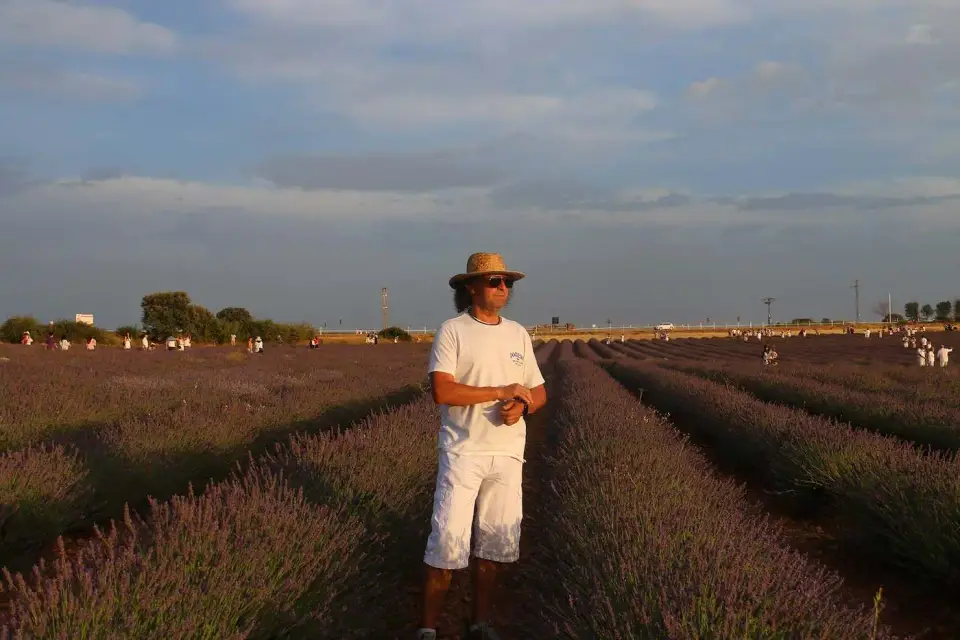 Jorge con sombrero entre las hileras de lavanda