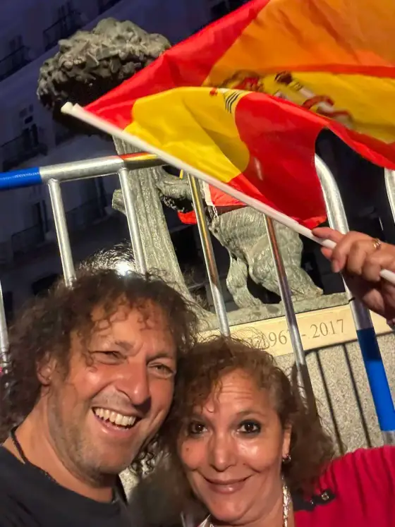 Jorge y Paola con la bandera de España en la celebración