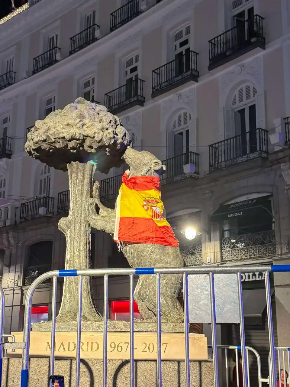 El Oso y el Madroño con la bufanda de España