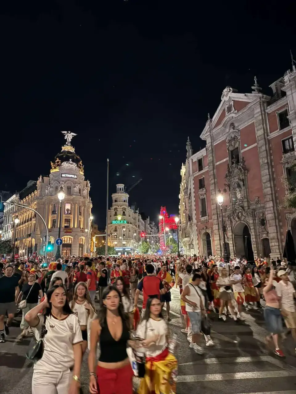 Calles de Madrid llenas de gente celebrando