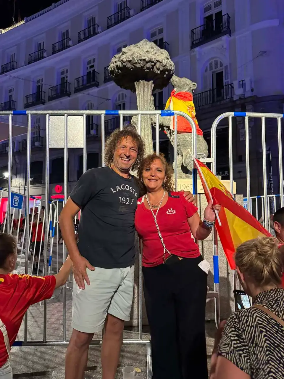Jorge y Paola con banderas junto al Oso y el Madroño