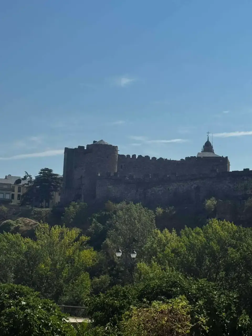 Murallas del castillo entre los árboles