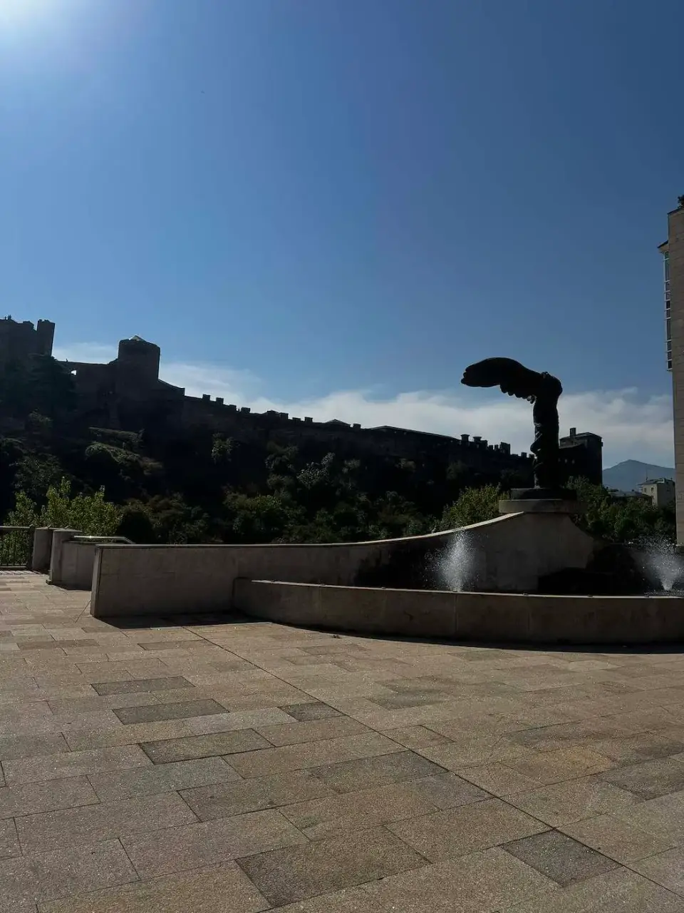 El castillo de Ponferrada visto desde una plaza con escultura