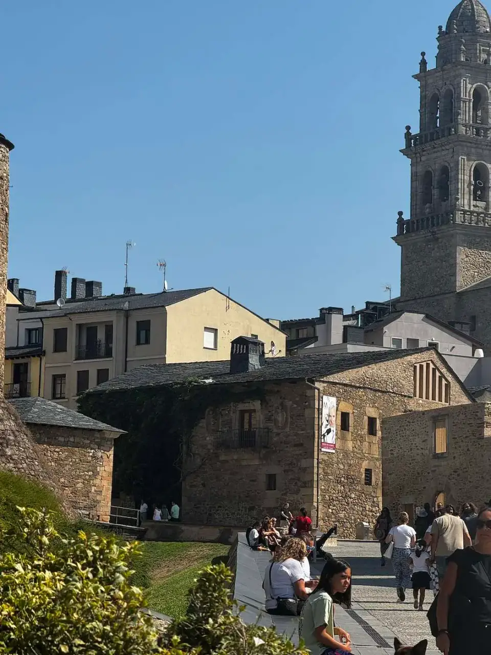 Casco antiguo de Ponferrada con una torre barroca al fondo