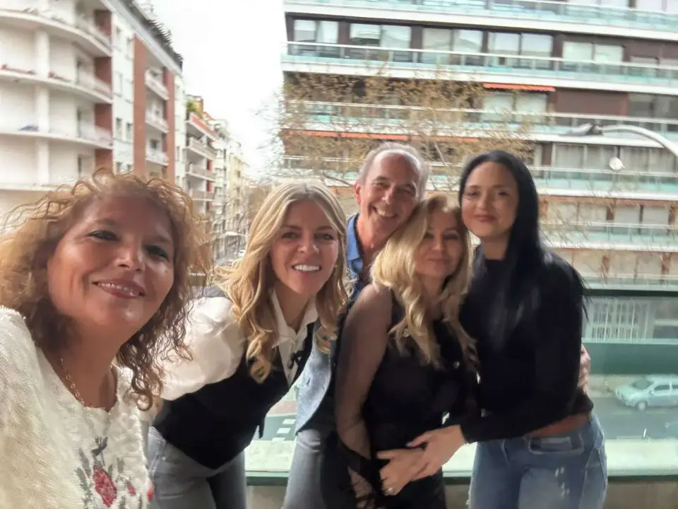 Paola con amigas en la cata de vinos