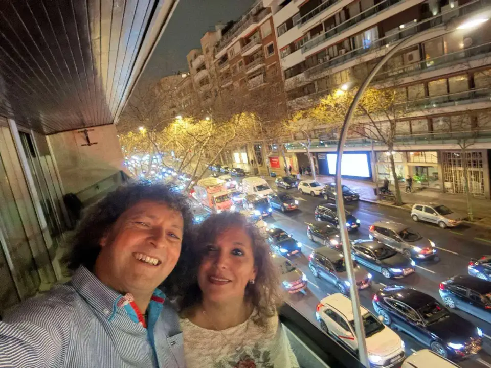 Jorge y Paola en el balcón con Madrid de noche